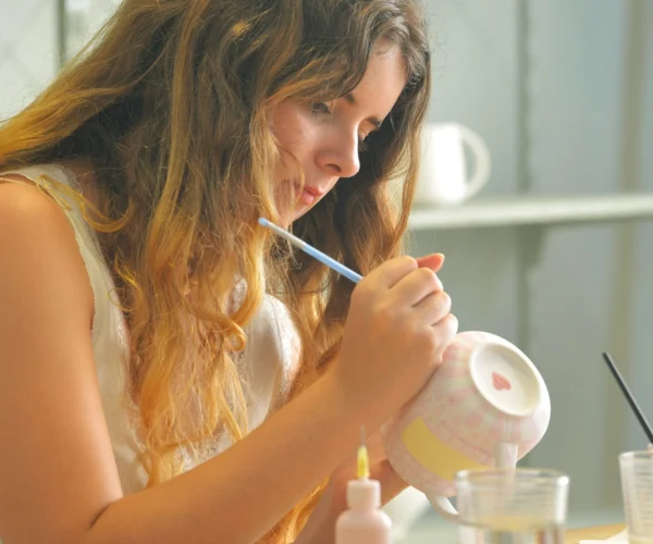 mujer-pintando-taza